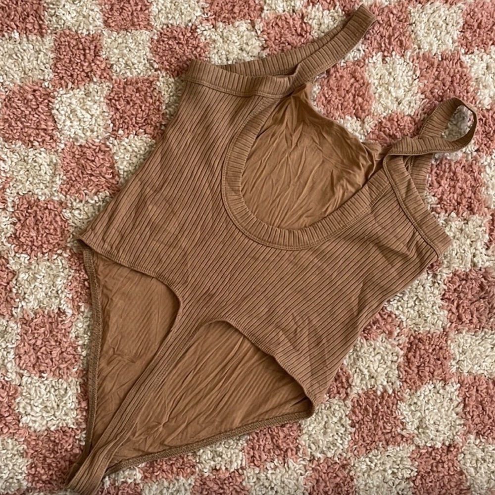 Good American Tan Ribbed Backless Bodysuit - Picture 2 of 3